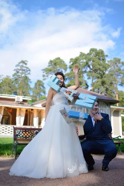 Hermosa pareja de boda sosteniendo cartas —  Fotos de Stock