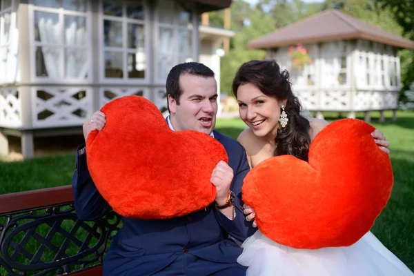 Pasangan pengantin yang indah bersenang-senang — Stok Foto