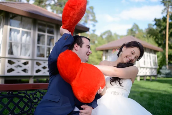 Hermosa pareja de boda divirtiéndose —  Fotos de Stock