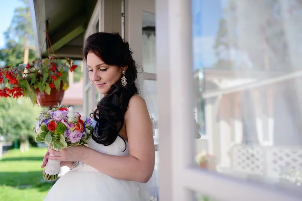 Beautiful bride in white wedding dress — Stock Photo, Image