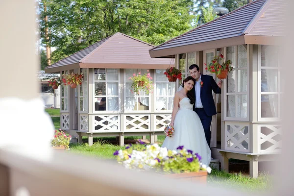 Mooie gelukkig bruidspaar — Stockfoto