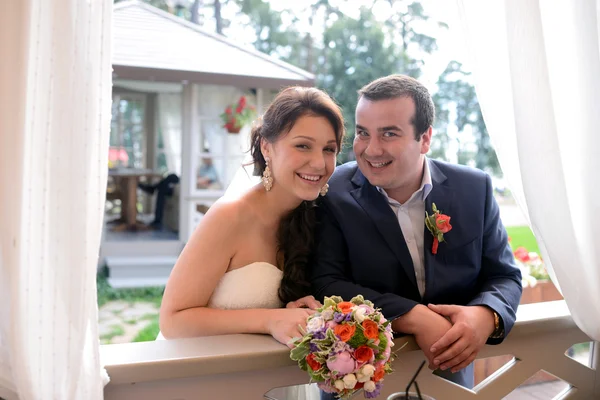 Vackra lyckliga bröllop par — Stockfoto