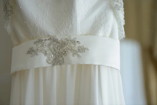 Hermoso vestido de novia blanco — Foto de Stock