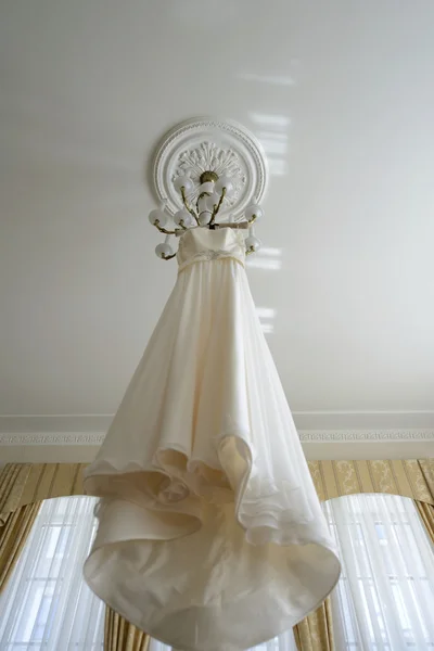 Piękna biała suknia ślubna — Zdjęcie stockowe