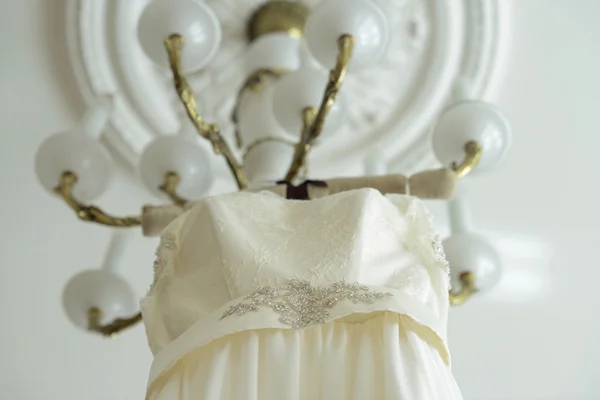 Hermoso vestido de novia blanco — Foto de Stock