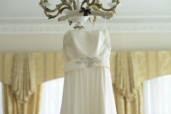 Vacker vit brudklänning — Stockfoto