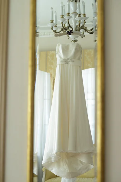 Vestido de noiva branco bonito — Fotografia de Stock