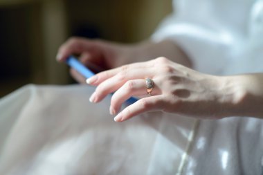 Gelin holding telefon elinde