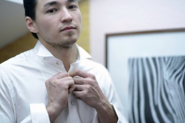 yakışıklı damat giyen takım elbise