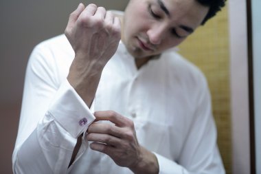 Damat giyen takım elbise