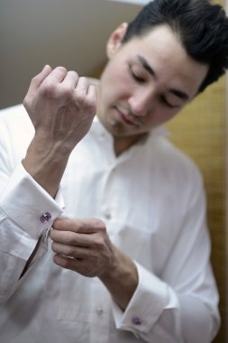 Damat giyen takım elbise