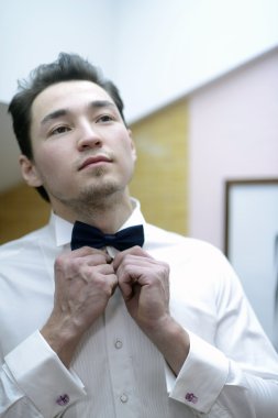 Yakışıklı damat papyon giyiyor