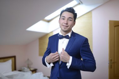 Damat giyen takım elbise