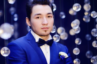 Yakışıklı damat takım elbise