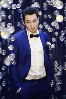 Yakışıklı damat takım elbise