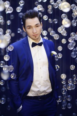 Yakışıklı damat takım elbise