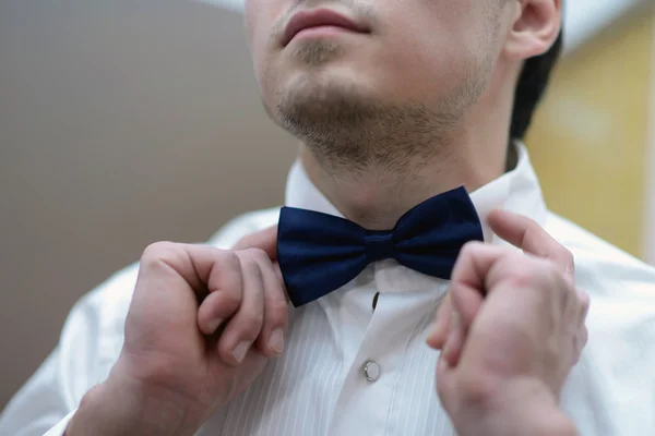 Guapo novio vistiendo corbata — Foto de Stock