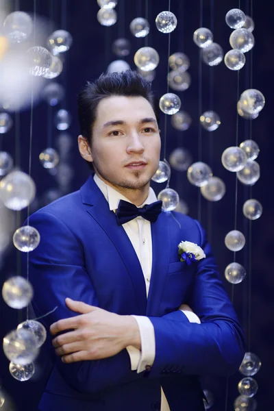 Yakışıklı damat takım elbise