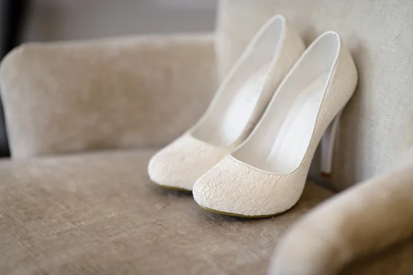 Mooie witte bruiloft schoenen — Stockfoto