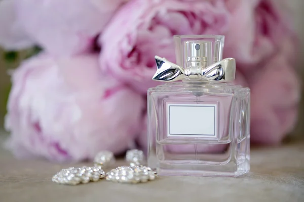 Magnifique bouquet et flacon de parfum — Photo