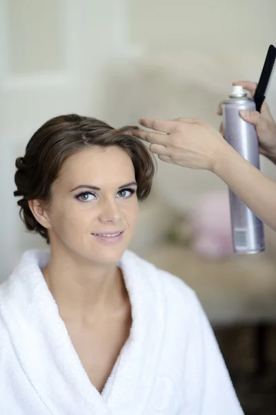 Maquillaje de boda y peinado para novia —  Fotos de Stock
