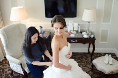 Gelinin nedimesi gelinlik gelin için bağlama