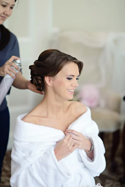 Maquiagem de casamento e penteado para noiva — Fotografia de Stock