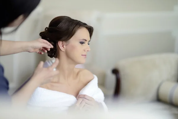 Maquiagem de casamento e penteado para noiva — Fotografia de Stock