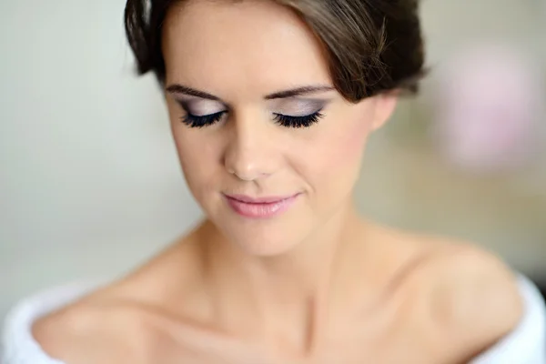 Hermosa novia con peinado y maquillaje — Foto de Stock