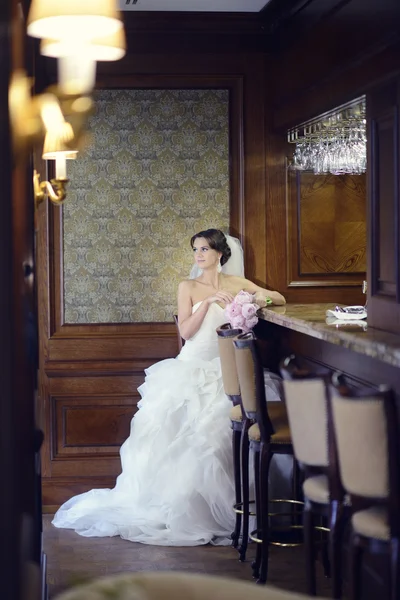 Belle mariée en robe de mariée avec bouquet — Photo