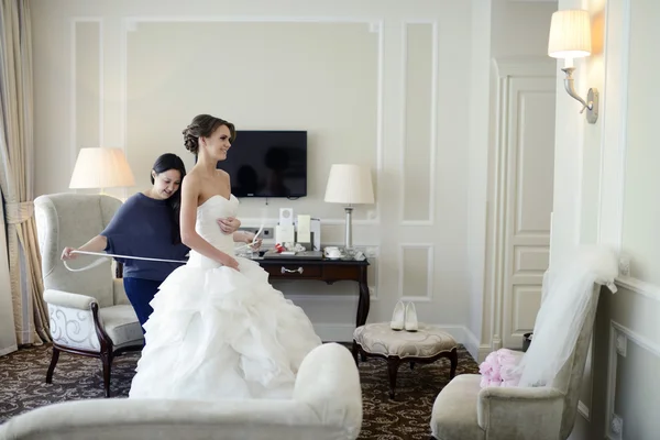 Наречена кладе весільну сукню для нареченої — стокове фото
