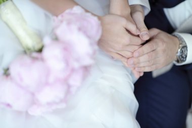 Güzel düğün çifti sarılma