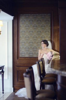 Güzel gelin gelinlik gelin buketi ile