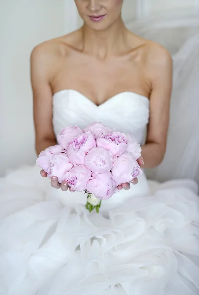 Красива наречена у весільній сукні з букетом — стокове фото