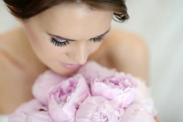 Beautiful bride in wedding dress with bouquet — Stock Photo, Image