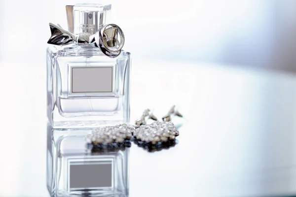 Piękny obrączki i butelkę perfum — Zdjęcie stockowe