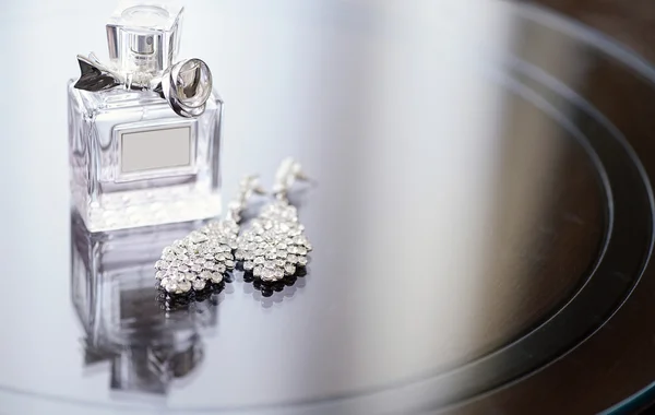 Hermosos anillos de boda y frasco de perfume — Foto de Stock