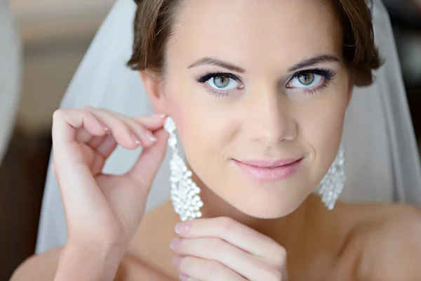 Beautiful bride wearing jewelry — Stock Photo, Image