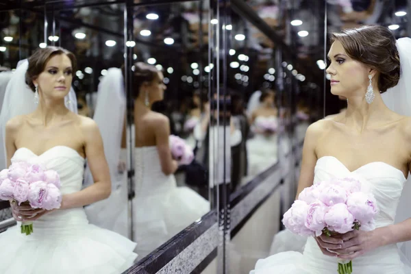 美丽的新娘在结婚礼服与花束 — 图库照片