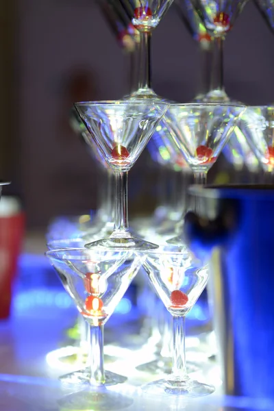Kleurrijke glazen voor alcohol met bessen — Stockfoto