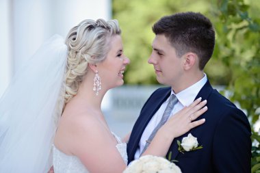 Güzel gelin ve damat parkta sarılma