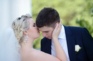 Güzel gelin ve damat parkta sarılma