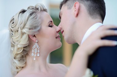 Güzel gelin ve damat parkta sarılma