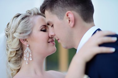 Güzel gelin ve damat parkta sarılma