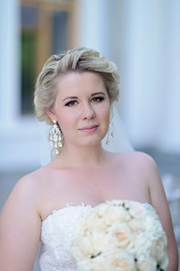 Gelin elbisesi güzel sarışın gelin