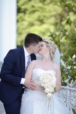 Güzel düğün çifti sarılma