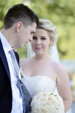 Güzel gelin ve damat parkta sarılma