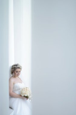 güzel sarışın gelin gelinlik