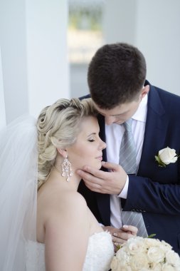 Güzel gelin ve damat parkta sarılma