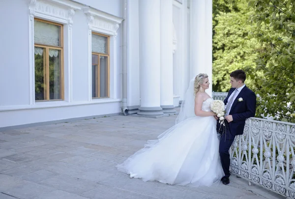 Bonito casamento casal abraçando — Fotografia de Stock